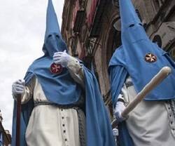 Nazarenos de la Hermandad de San Esteban en Sevilla