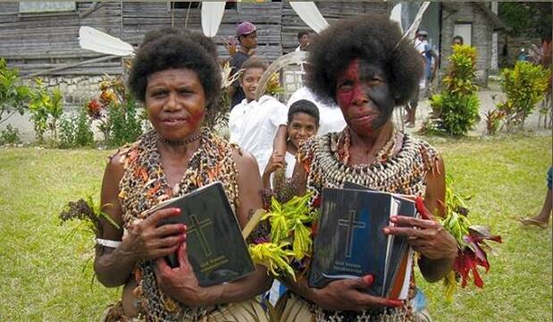 Cristianas de Papúa con sus biblias traducidas a su idioma en 2013