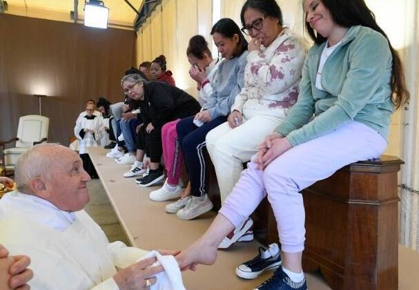 El Papa lavó los pies de 12 reclusas sin levantarse de su silla de ruedas