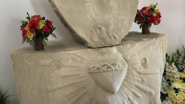 Piedra del Corazón de Jesús que se venera en el Cerro de los Ángeles.