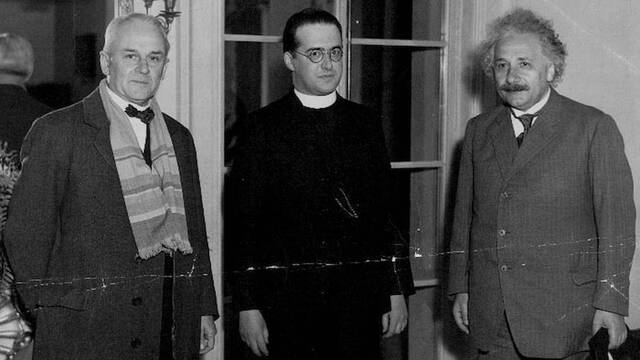 El sacerdote Georges Lemaître (1894-1966), creador de la teoría del Big Bang, entre dos Premios Nobel de Física, Robert Millikan (1868-1953) y Albert Einstein (1879-1955), en una foto de 1933 en el California Institute of Technology.