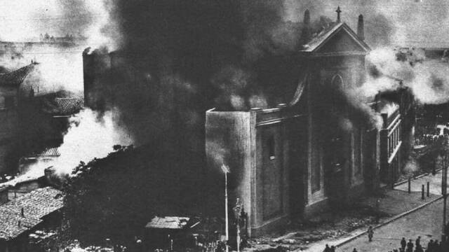 En la imagen, la quema de la casa profesa de la Compañía de Jesús en la Gran Vía de Madrid, en mayo de 1931.