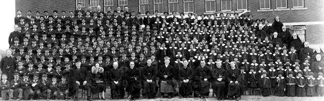 La comunidad educativa de Kamloops en 1937. 