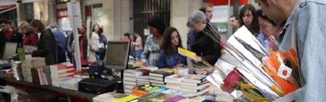 El Día del Libro salen a las calles de Barcelona los libros, las rosas y muchos lectores, habituales y ocasionales