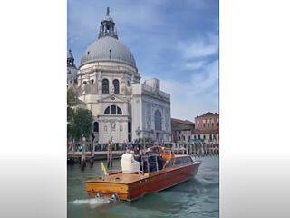 Francisco, por los canales de Venecia