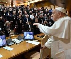 El Papa Francisco saluda a unos 300 párrocos del Congreso Párrocos para la Sinodalidad