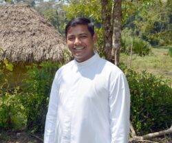 El futuro sacerdote, Santosh Kumar.