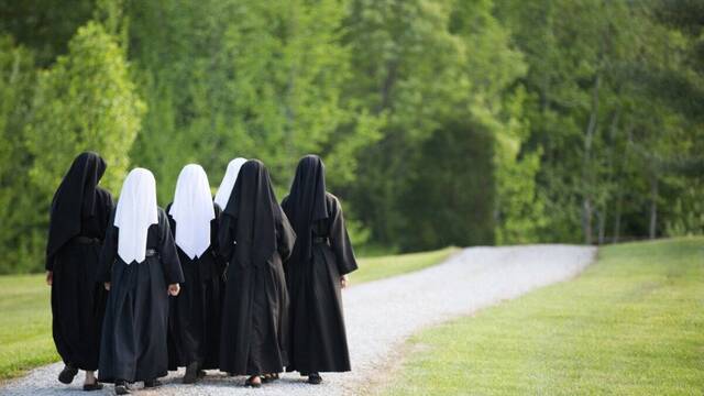 Unas monjas andando. 