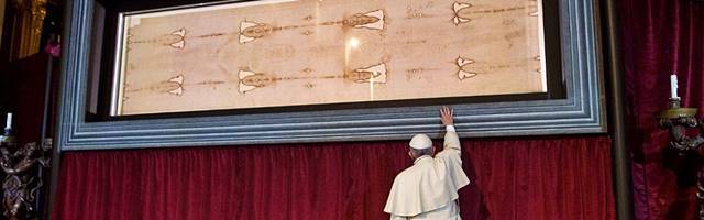 Francisco venera la Sábana Santa de Turín durante la ostensión de 2015. Foto: Vatican News.