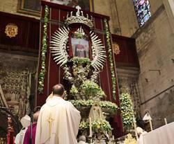 Los oficiantes de la misa de beatificación rezan al nuevo beato, representado en un cuadro del pintor Raúl Berzosa. Foto: Archidiócesis de Sevilla.