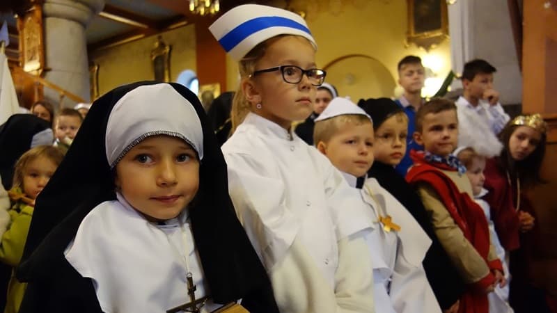 Niños vestidos de santos para Holywins o Todos los Santos en una parroquia de Polonia