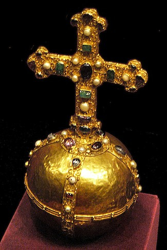 Globus cruciger del siglo XVII de la corona de Austria, pero en la Edad Antigua ya se usaban, signo del mundo esférico
