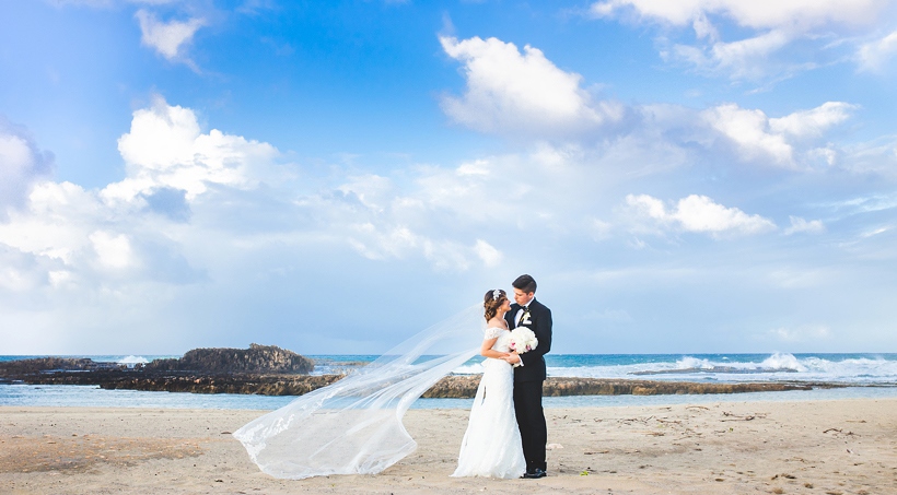 Un novio y una novia en una playa, signo del matrimonio natural