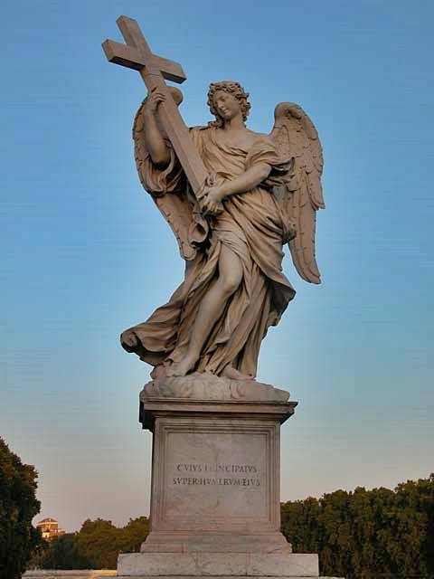 El Ángel con la Cruz de Bernini, uno de los diez que adornan el Ponte Sant'Angelo de Roma.