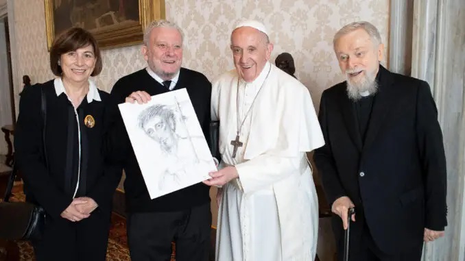 Kiko, junto al padre Mario y Ascensión, en un encuentro con el Papa