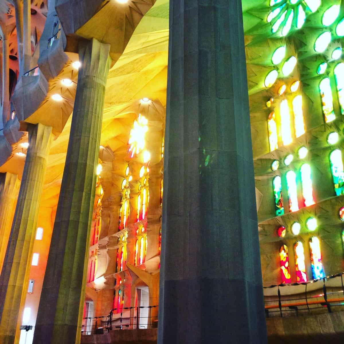 Luz entrando por las vidrieras de la Sagrada Familia