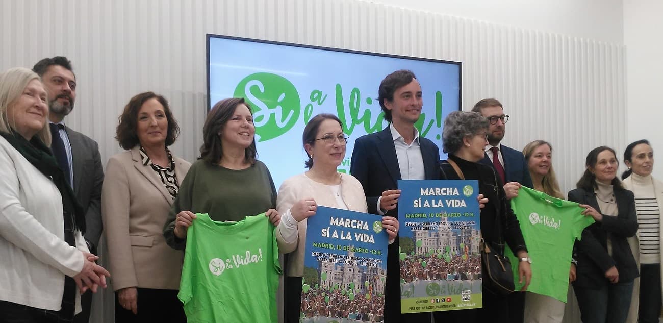 Álvaro Ortega sostiene un cartel del Sí a la Vida 2024 con otros líderes provida en Madrid