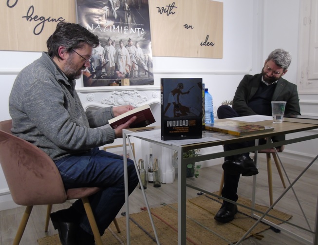 Pablo Ginés, a la izquierda, y el historiador Rodríguez de la Peña, comentando horrores de la antigüedad y literatura fantástica