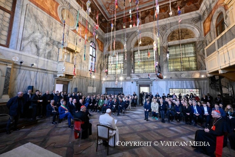 El Papa, con los artistas en la iglesia de la Magdalena en Venecia.