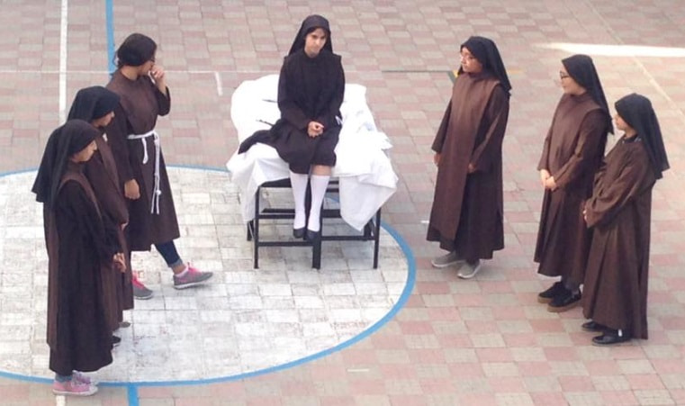 En un colegio de las Franciscanas del Refugio las chicas representan la historia de Madre Libradita y su vocación