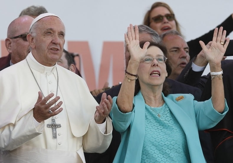 Patty Mansfield y el Papa Francisco en un encuentro carismático de oración en 2019