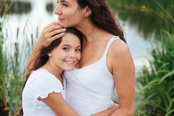Una adolescente abraza a su madre... la autoridad y el cariño pueden y deben ir de la mano