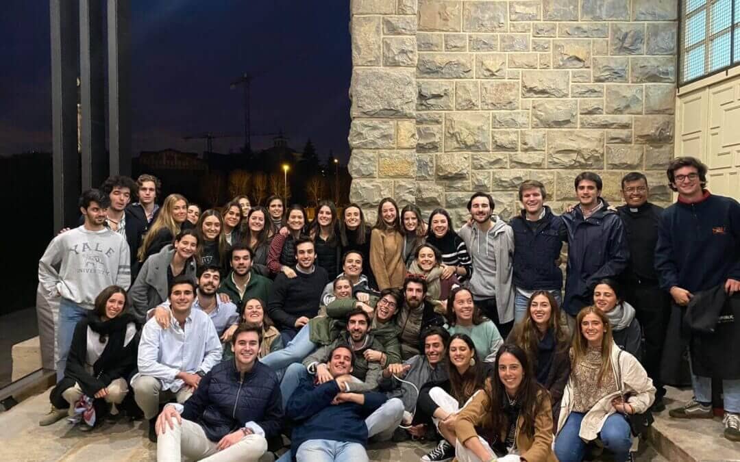 Jóvenes de encuentros de Hakuna posan en Santa María de Ermitagaña en Pamplona