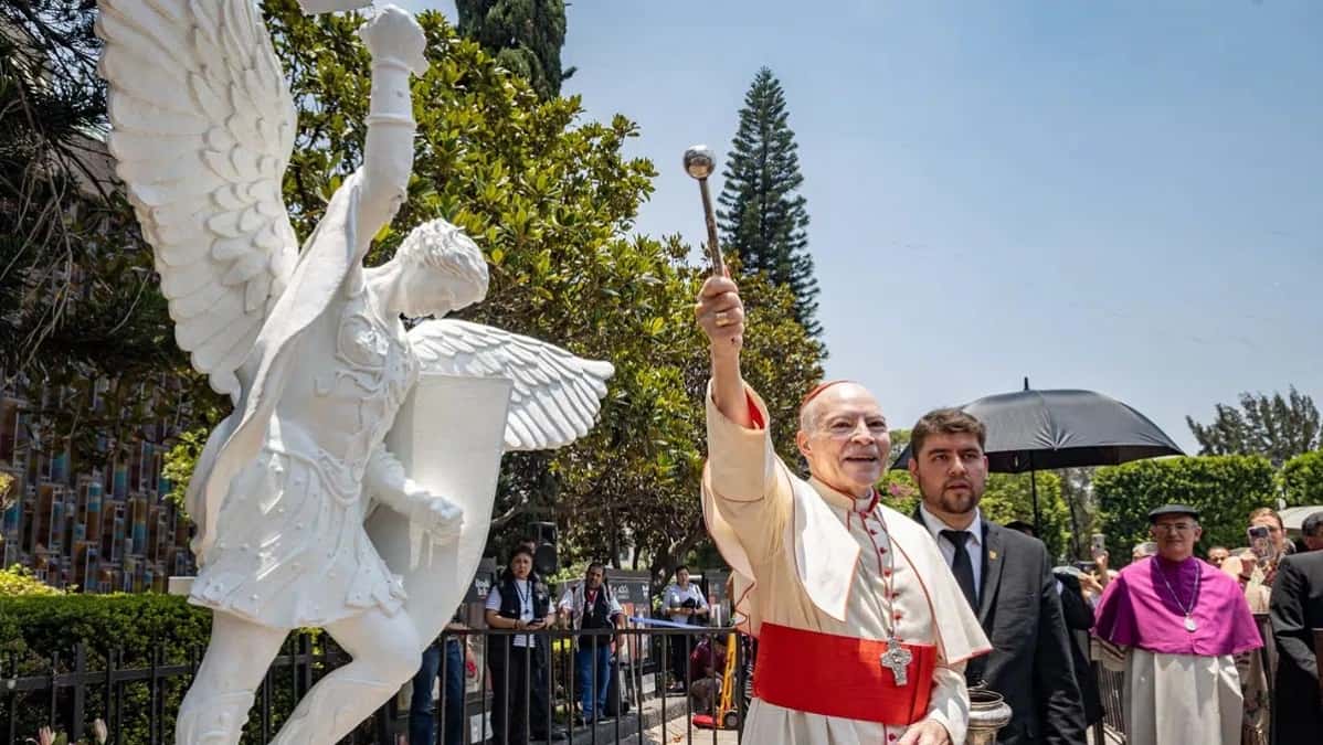 El cardenal Aguiar bendice imagen de San Miguel Arcángel en la villa de Guadalupe