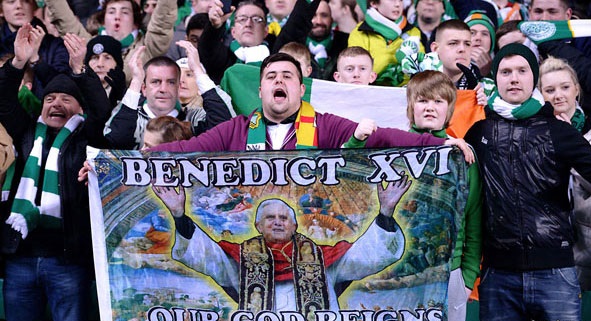 Un aficionado del Celtic con una bandera con Benedicto XVI.