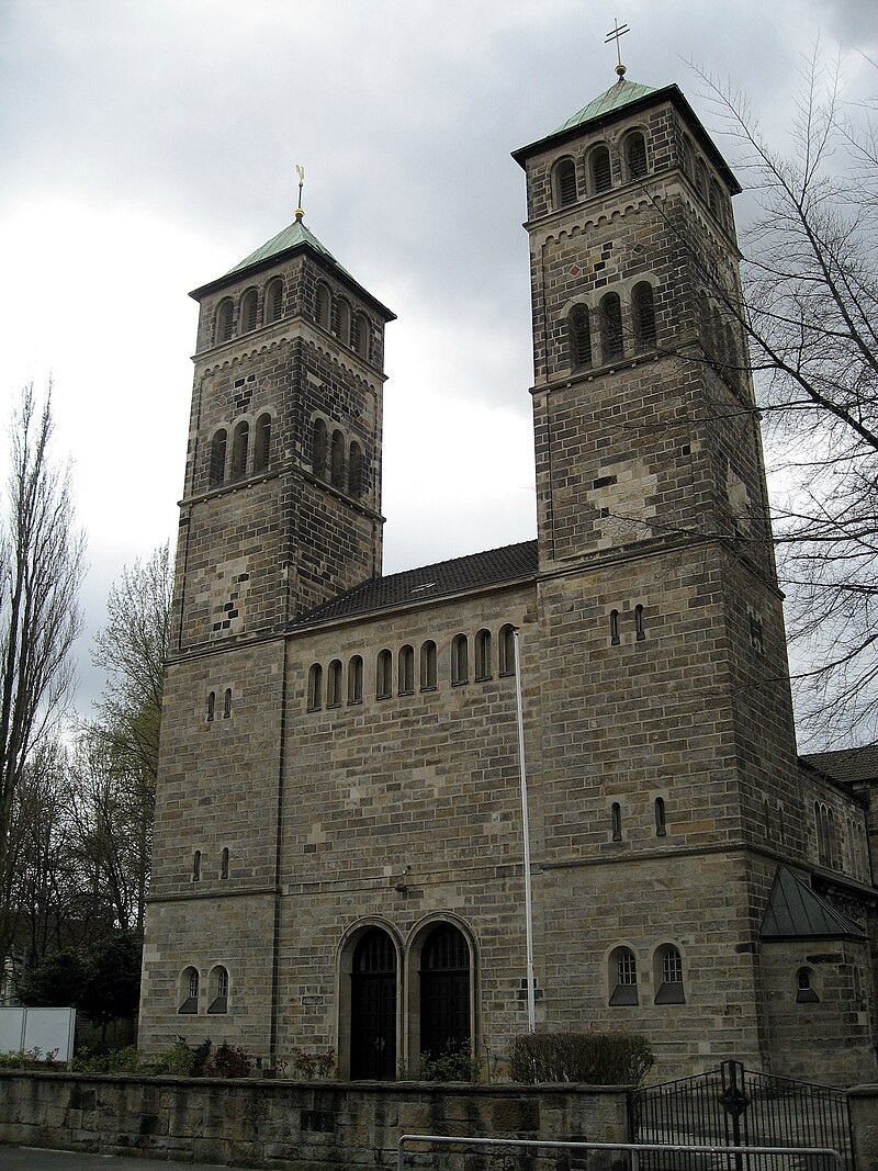 La iglesia católica de la Trinidad se encuentra cerca de Borsigplatz, en Flurstrasse 10. Ahí nació lo que hoy es el Borussia Dortmund.