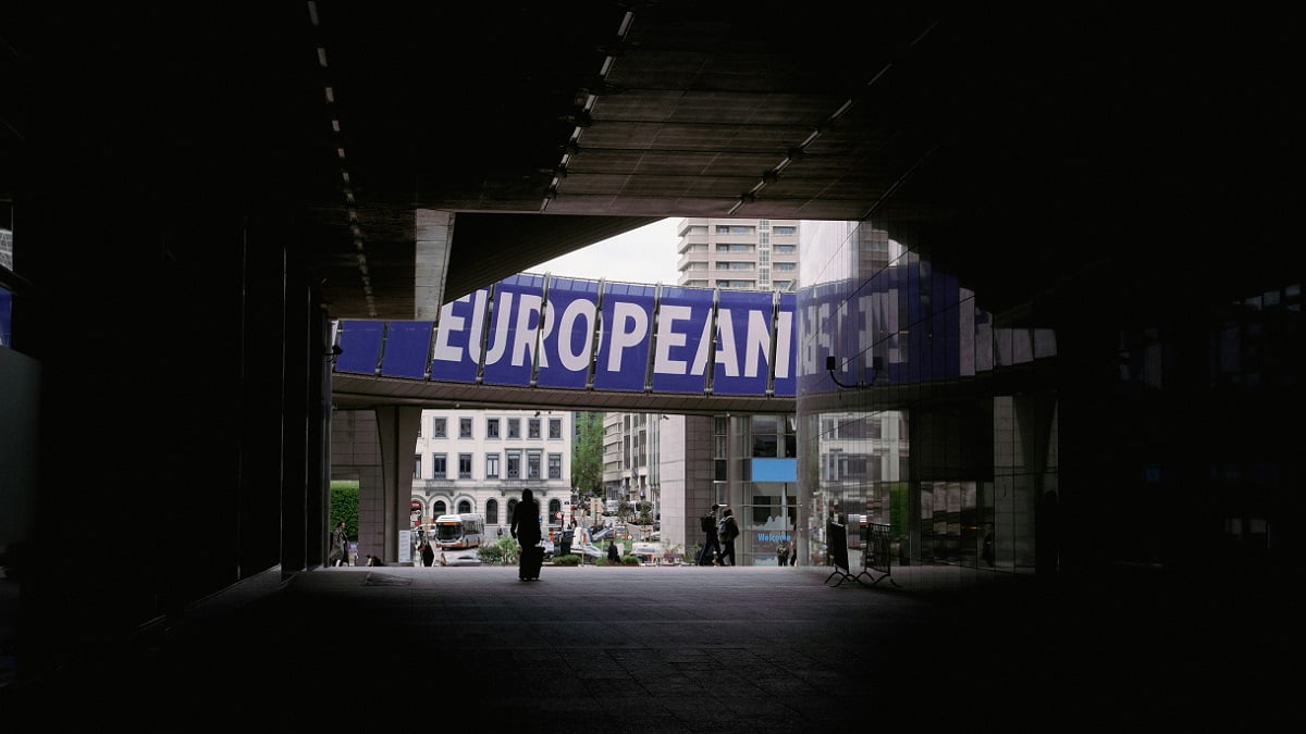 El Parlamento Europeo en Bruselas... con sus sombras, foto de Ben Garratt en Unsplash