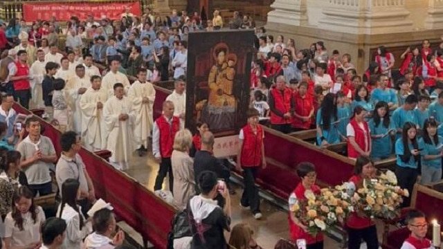 Procesión con Nuestra Señora de China en el Pilar de Zaragoza