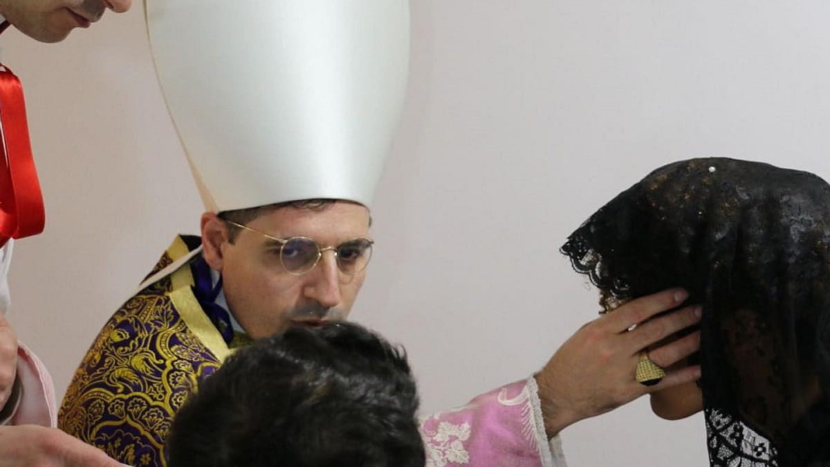 Pablo de Rojas con una mitra episcopal de estilo antiguo en una foto que difunde en el Facebook de su asociación