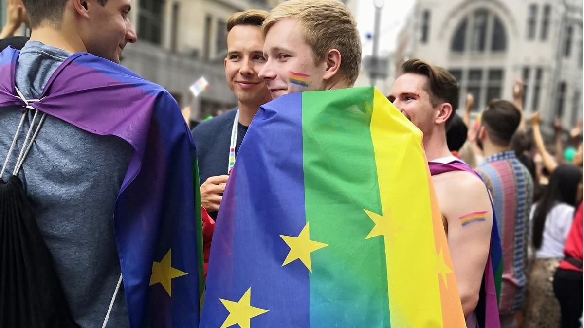 Activistas de ideología LGTB con una versión corrompida de la bandera europea, foto de Karine Zenda para Unsplash