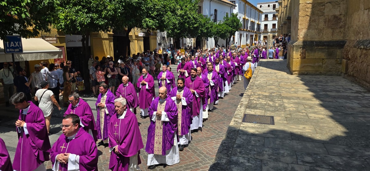 Numerosos sacerdotes de Córdoba acompañaron al padre Gaspar Bustos en su entierro.