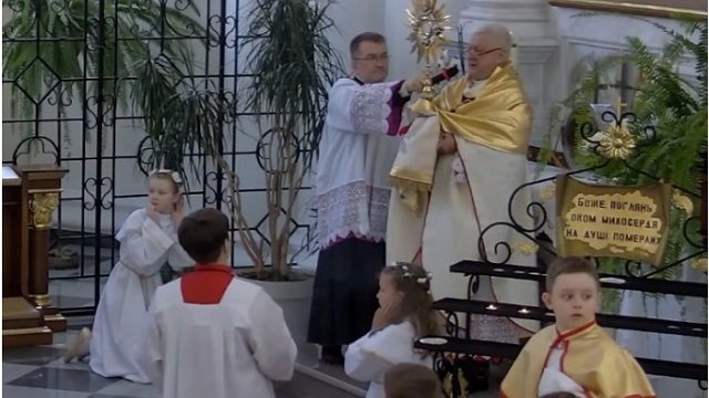 Niñas y monaguillos asustados por las bombas al final de la misa de Corpus en la catedral latina de Odesa