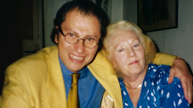 Irene con Roman en los años 90, si no fuera por ella, lo habrían abortado en el sótano