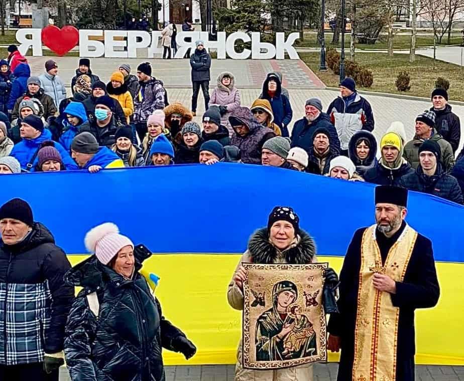 Iván Levitsky y parroquianos con la Virgen del Perpetuo Socorro al inicio de la guerra en la plaza de Berdiansk