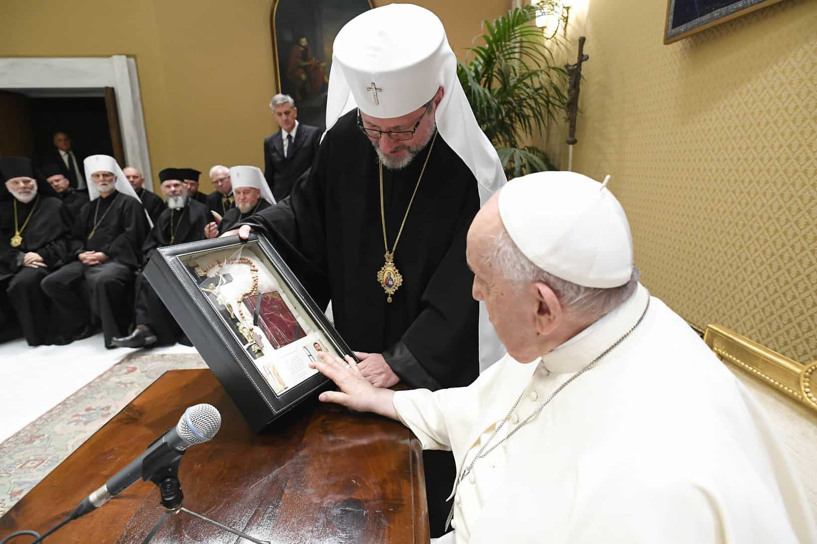 El Arzobispo Mayor Shevchuk entrega al Papa Francisco objetos de los dos curas secuestrados por los rusos en Berdiansk.