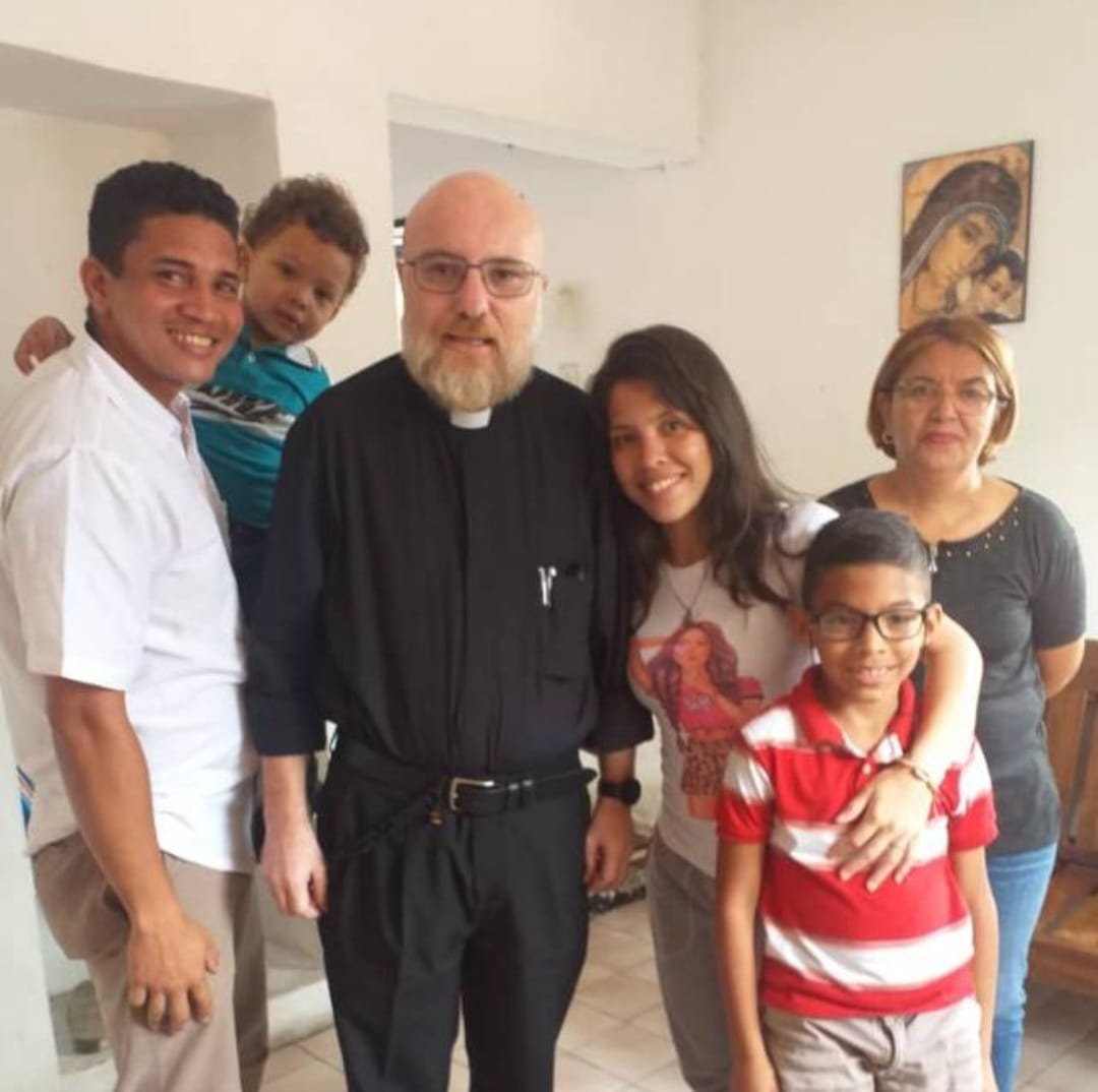 Padre Guillermo y una familia