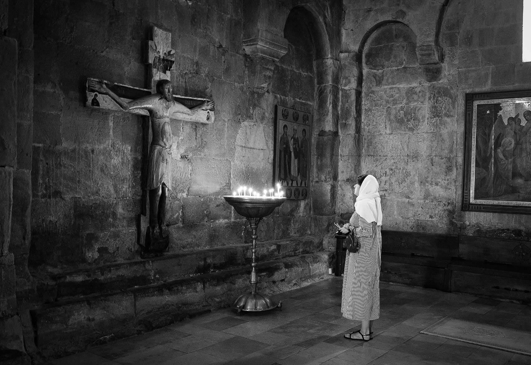 Mujer rezando en la catedral de Svetisjoveli.