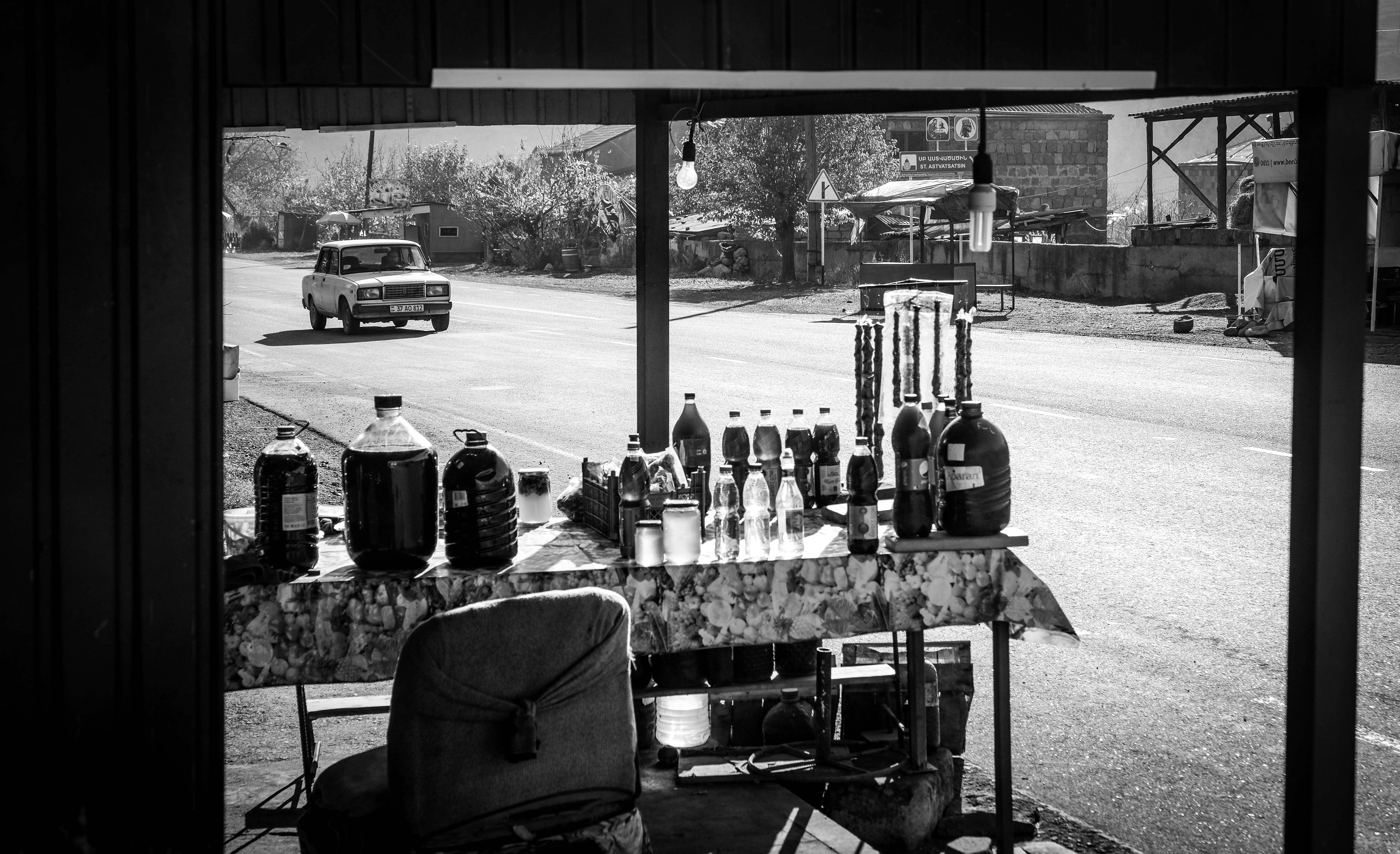 Venta de vino en las carreteras de Armenia.