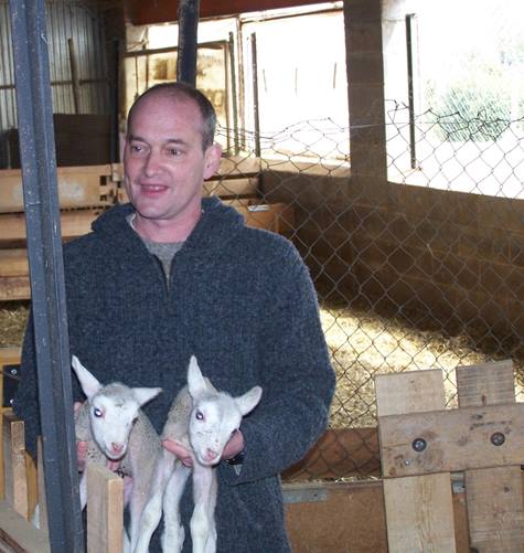 Con dos de las ovejas del rebaño que atendía en el Santuario de Lord.