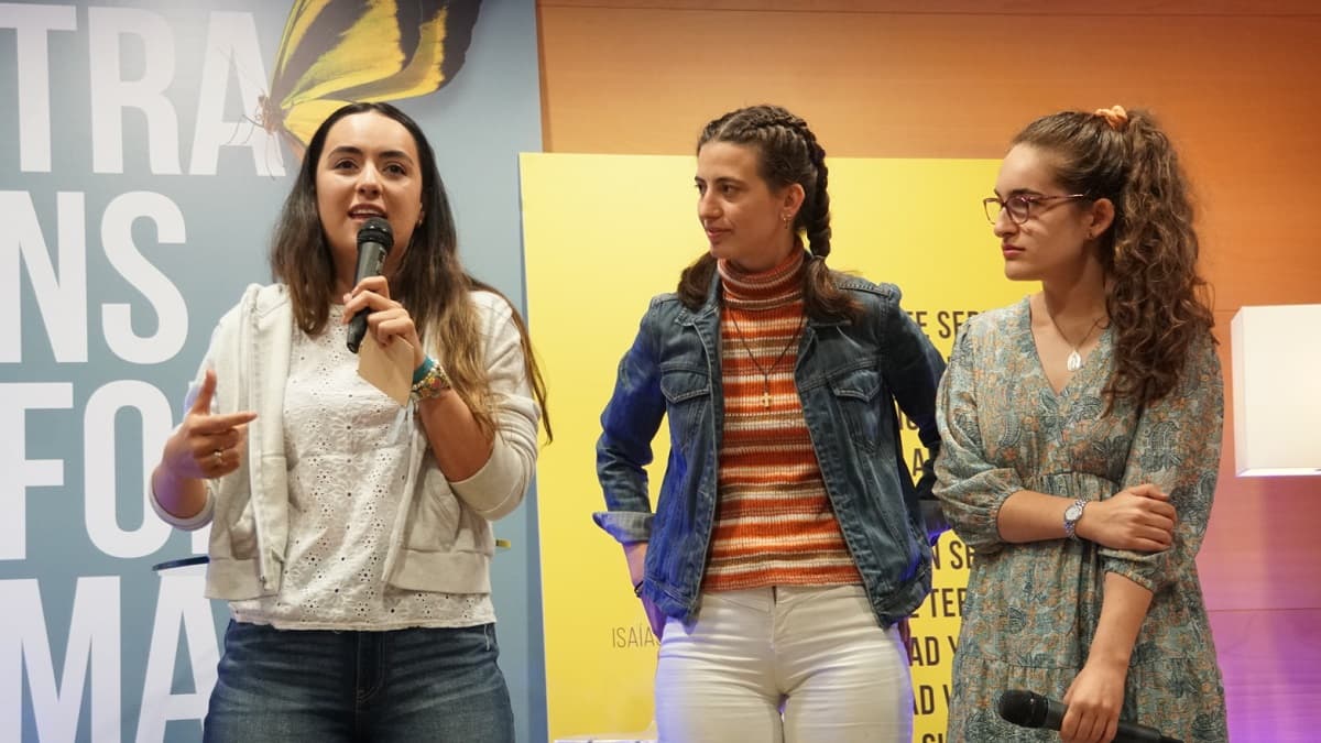 Tres chicas de la parroquia de San Clemente Romano de Madrid en el Transforma 2024