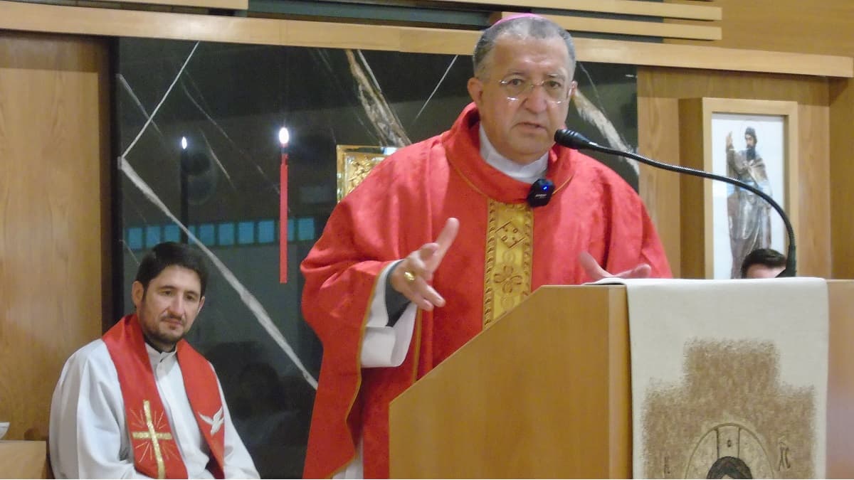 Jesús Úbeda escucha a su obispo, don Ginés, de Getafe, en la misa inicial del Transforma 2024 en la capilla del Campus Montepríncipe de San Pablo CEU