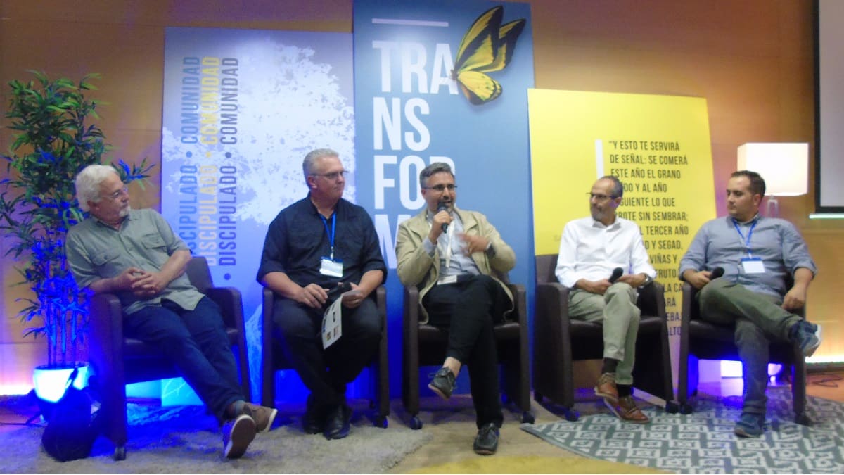 Alfonso Cherene, Lance McKinney, el sacerdote Nicolás Ruiz, el pastor Fernando Romero y Pablo Guedon en el Transforma 2024