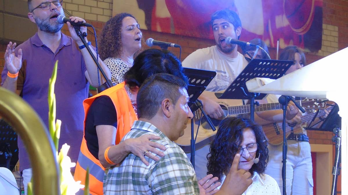 Oración de intercesión por Margarita y Jesús antes de sus intervenciones en la Asamblea Carismática 2024 en Alcobendas