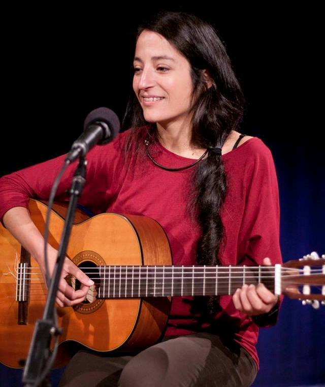 María Olguín tocando la guitarra. 