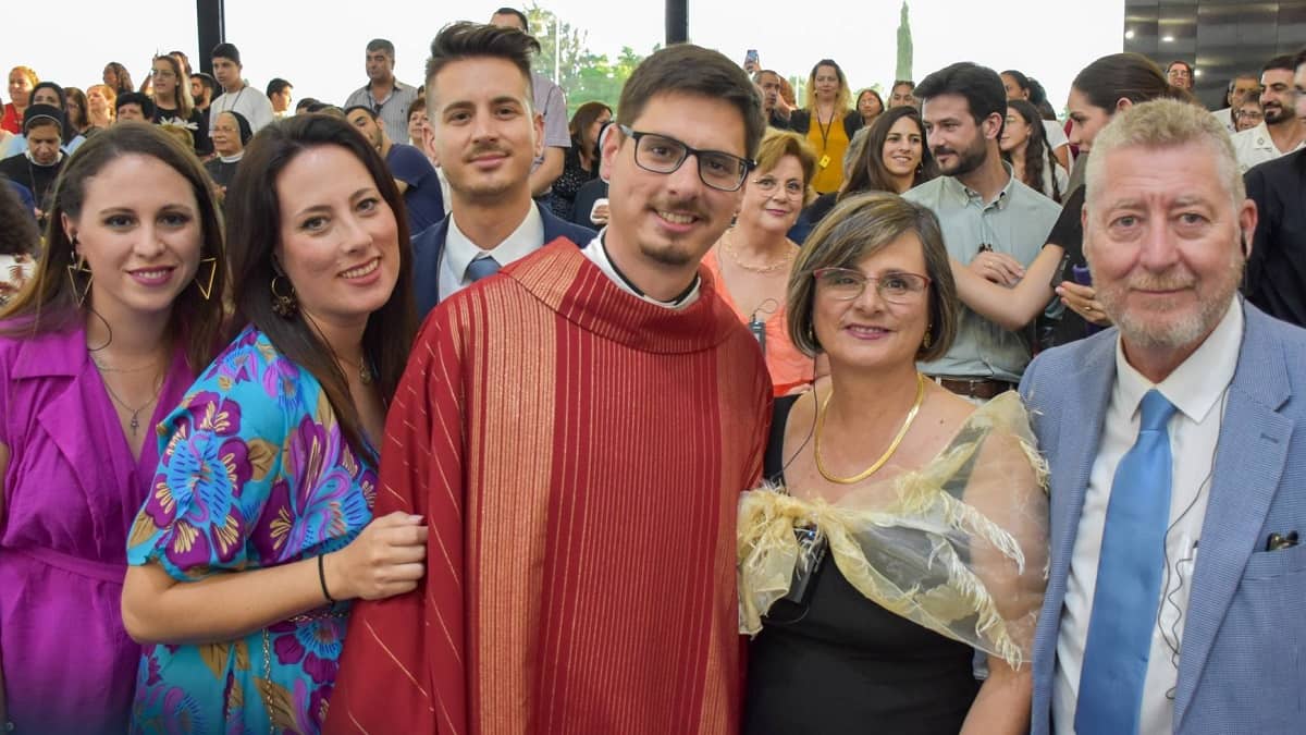 Rubén Cabrera con su familia en el día de su ordenación en Galilea