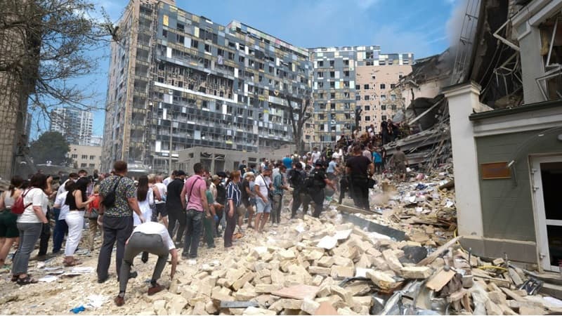 La gente se reúne junto a ala destrozada del Hospital Infantil de Kiev golpeada por un misil el 8 de julio